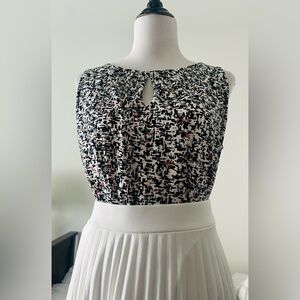White House black market M simple classic mauve Black White Sleeveless Top